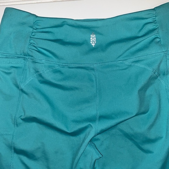 FREE PEOPLE MOVEMENT TEAL YOGA LEGGINGS STRETCH COMPRESSION 3/4 LENGTH SZ MEDIUM - Picture 5 of 11